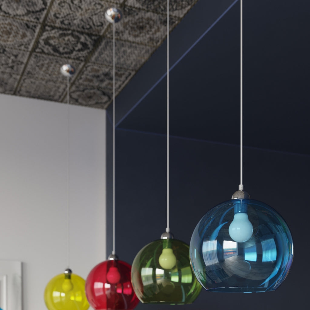Suspension Ball blanche en verre dans un intérieur contemporain