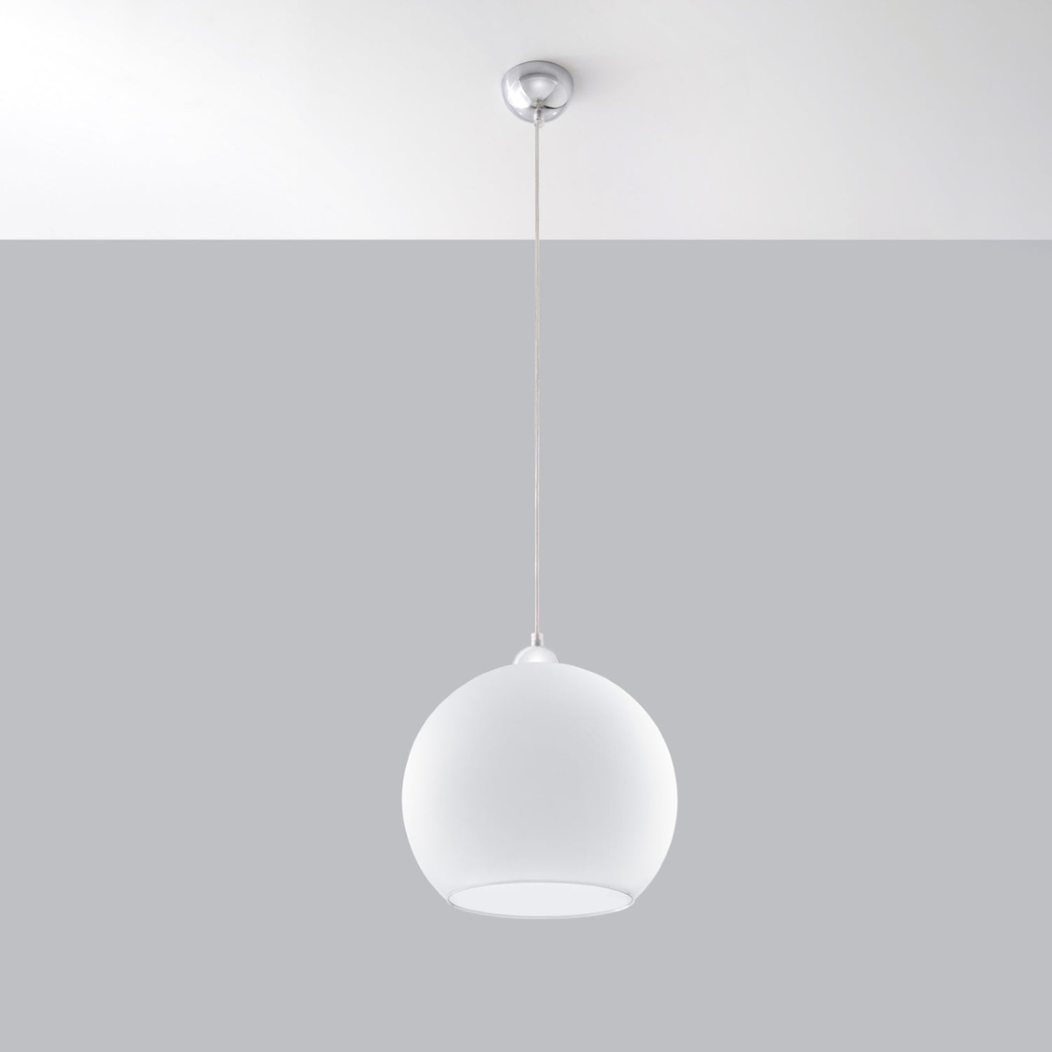 Suspension Ball blanche en verre vue de profil