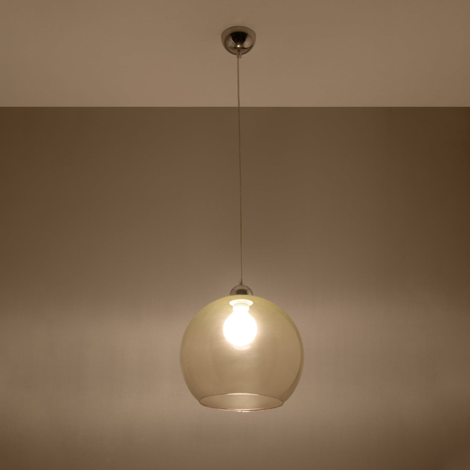 Suspension Ball champagne en verre allumée
