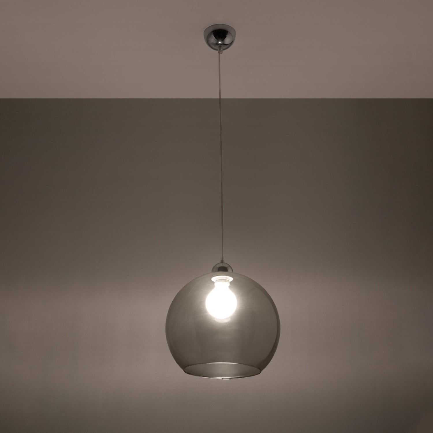 Suspension Ball graphite en verre allumée