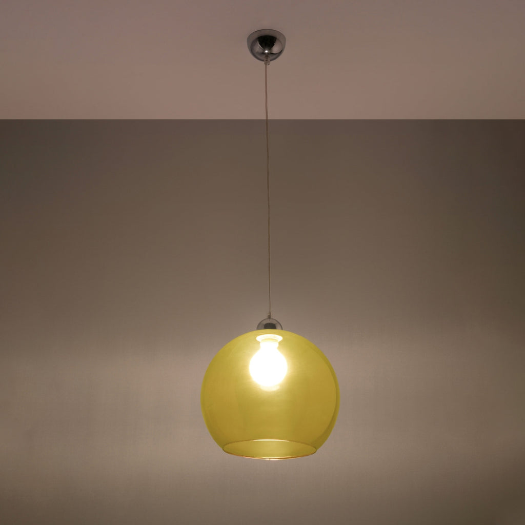 Suspension Ball jaune en verre allumée