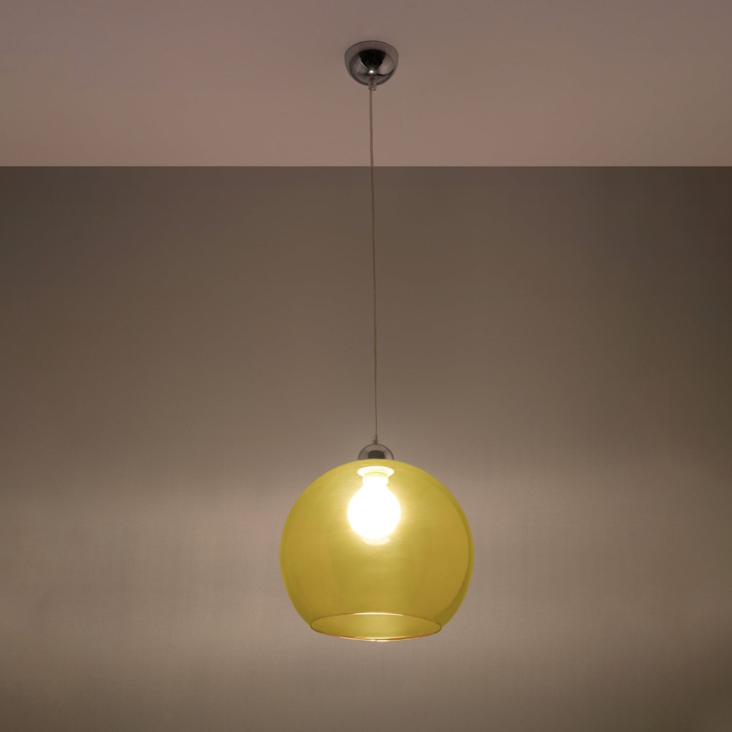 Suspension Ball jaune en verre allumée