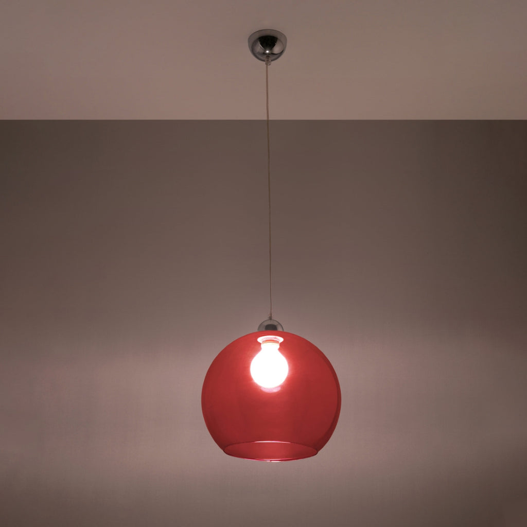 Suspension Ball rouge en verre allumée