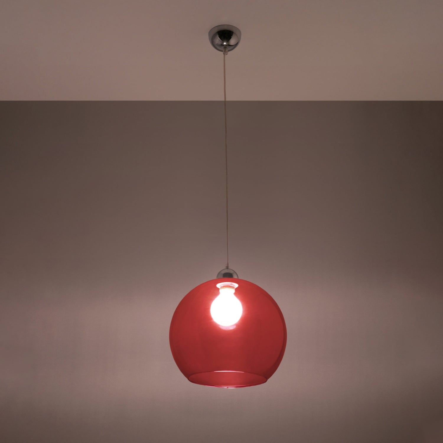 Suspension Ball rouge en verre allumée