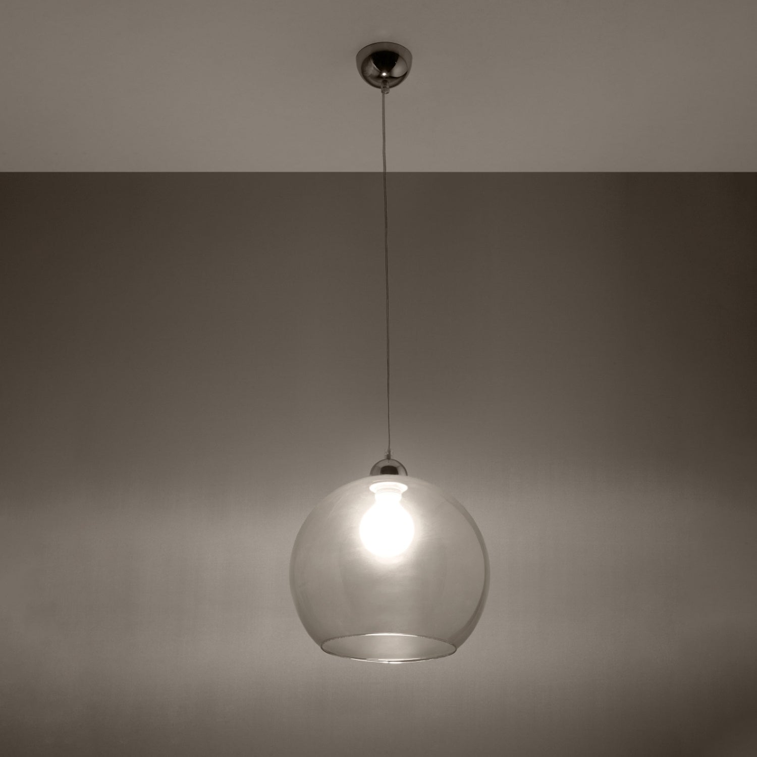 Suspension Ball transparente en verre allumée