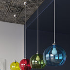 Suspension Ball transparente en verre dans un intérieur contemporain
