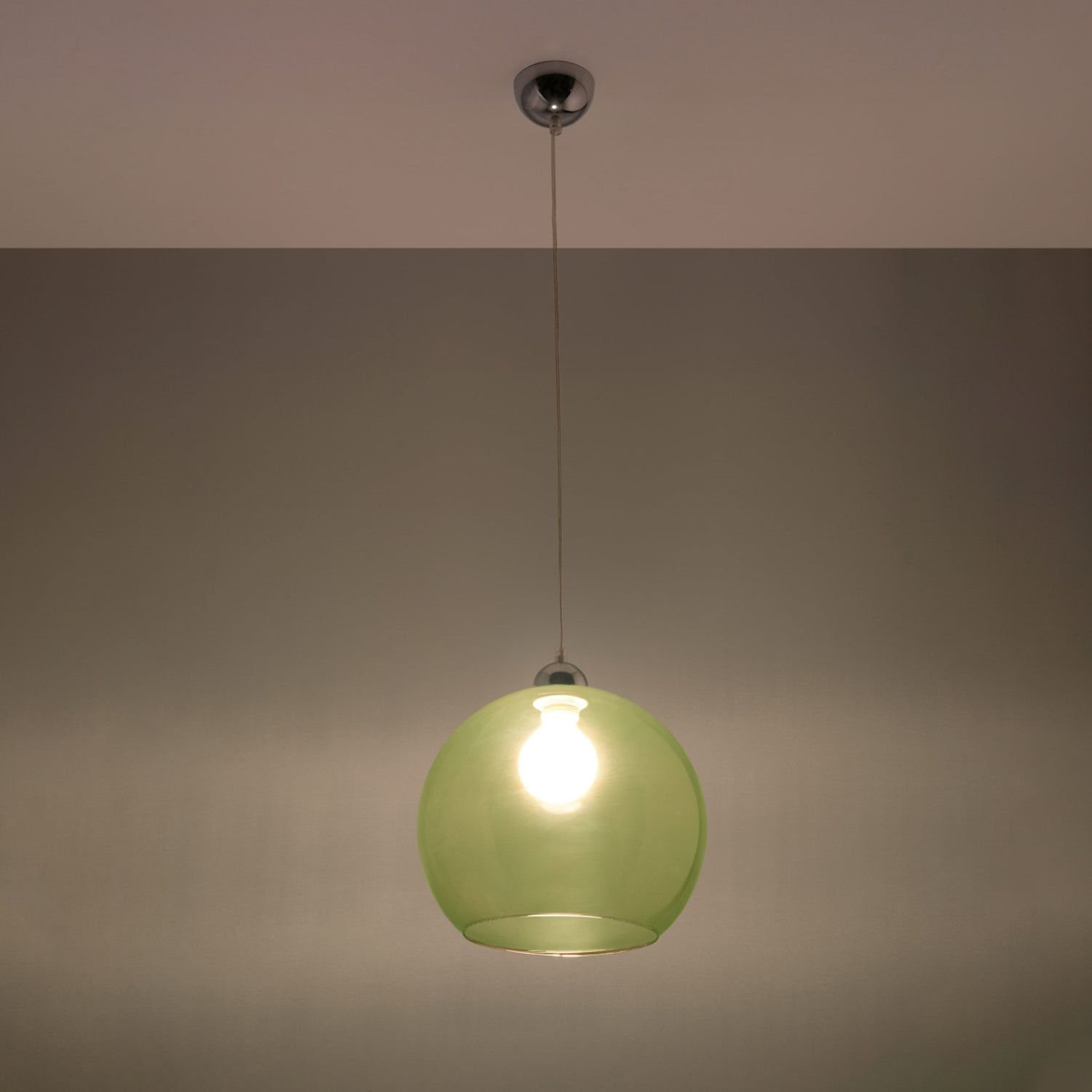 Suspension Ball verte en verre allumée