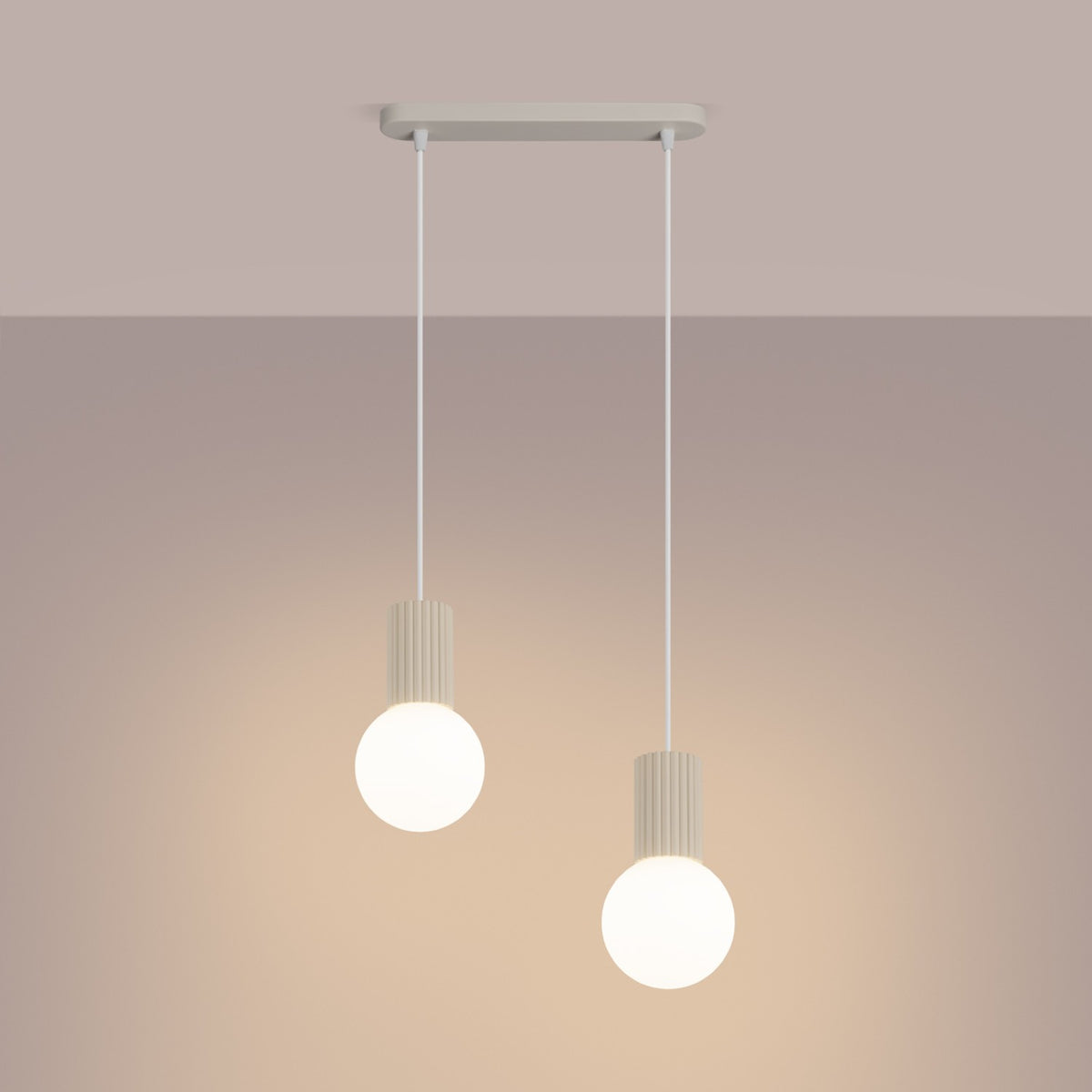 Suspension Halo barre 2 boules laque beige allumée qui diffuse une lumière douce sur le mur