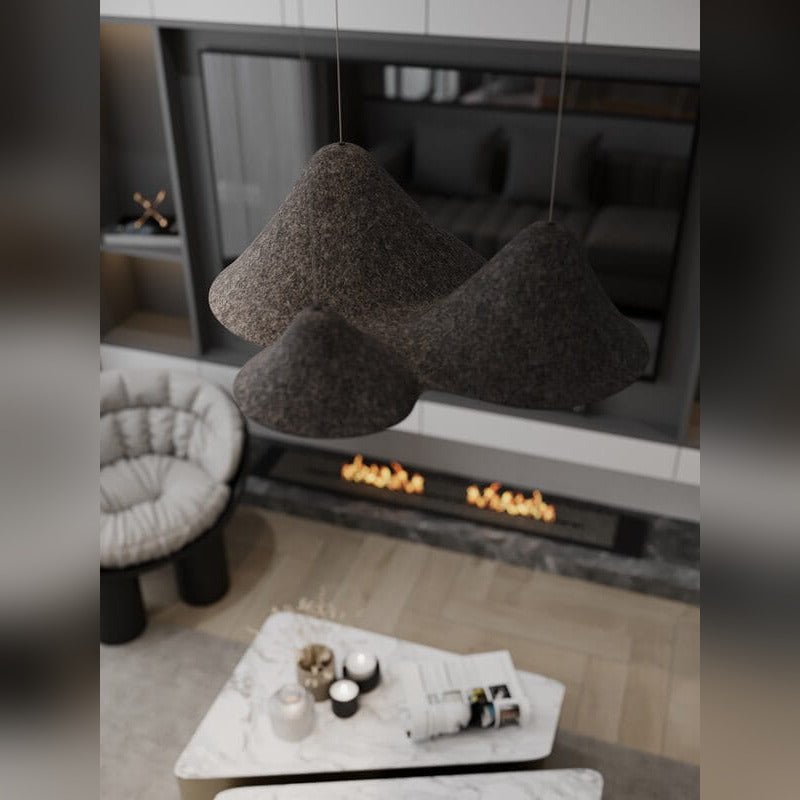 Suspension Bellmond en feutre gris anthracite vue en plongée au-dessus d'une table basse en marbre dans un salon sombre
