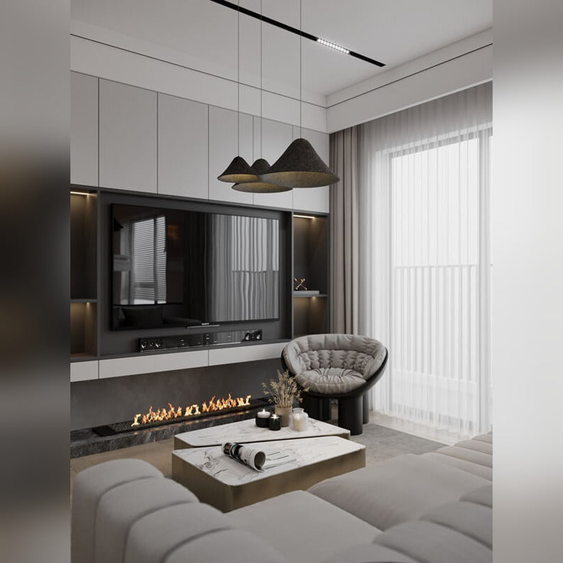 Suspension Bellmond en feutre gris anthracite dans un salon contemporain devant un meuble télé et une cheminée linéaire