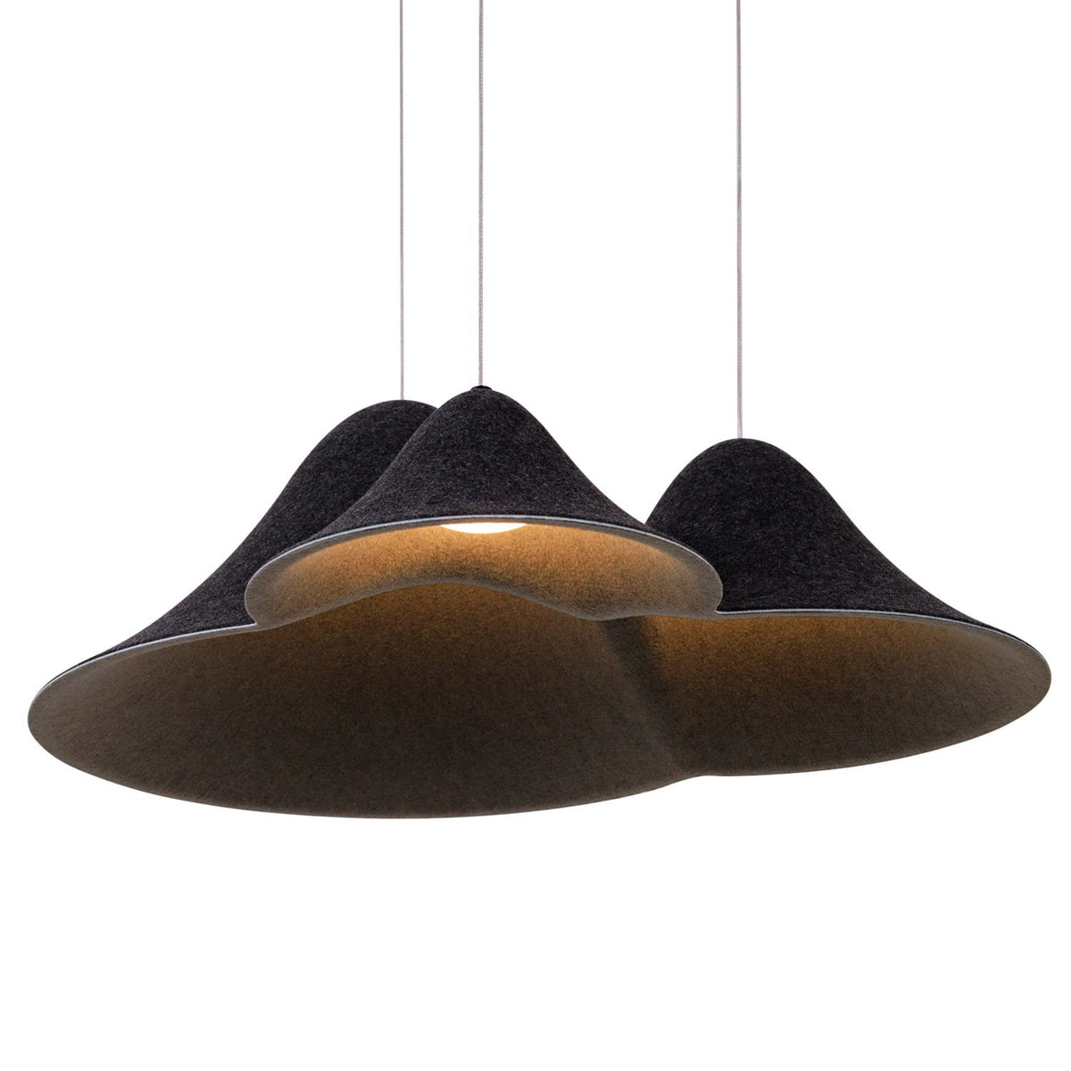 Suspension Bellmond en feutre gris anthracite vue de trois quarts avec sa lumière chaude sous le plus haut relief