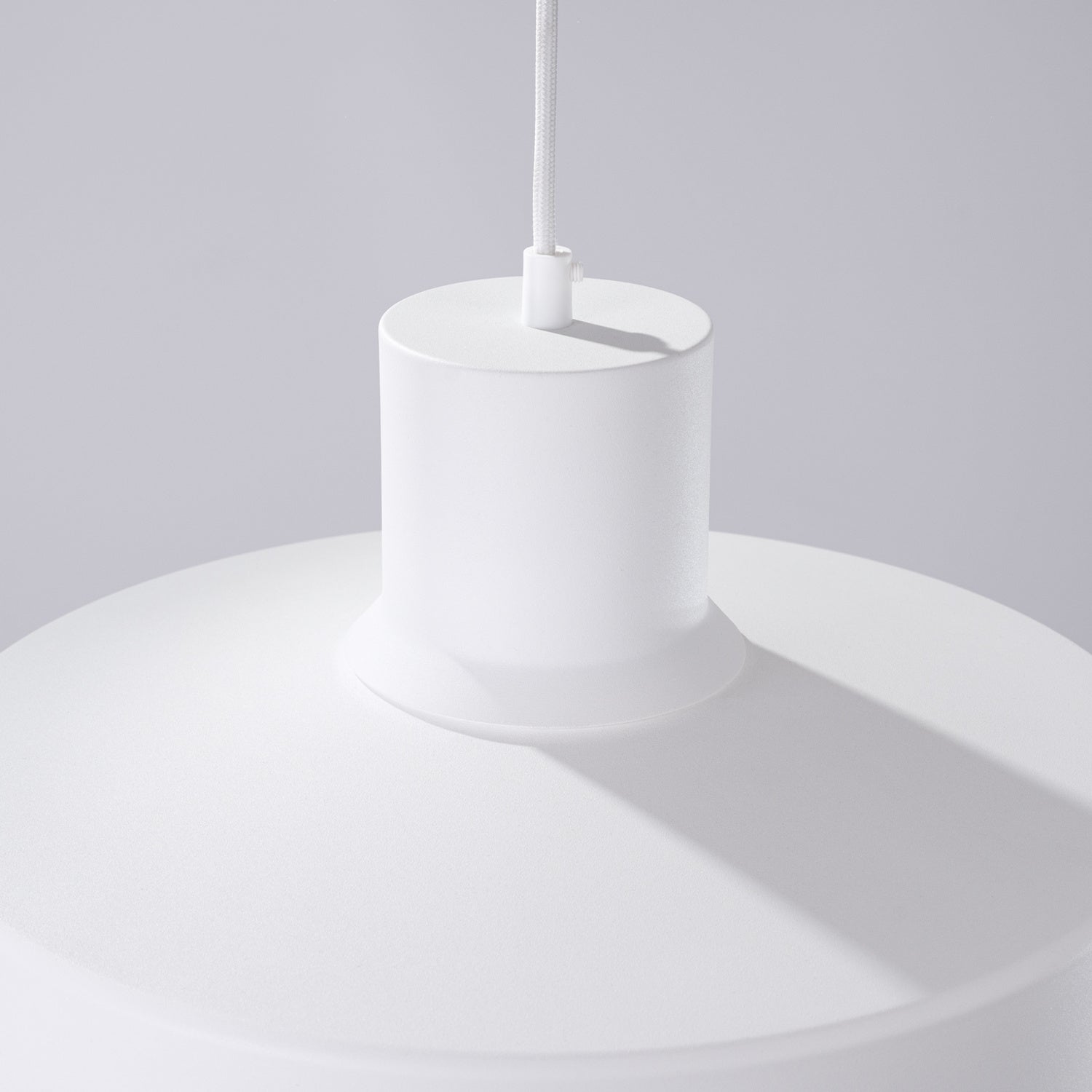 Suspension Bilo métal blanc E27, détail du col et de la douille