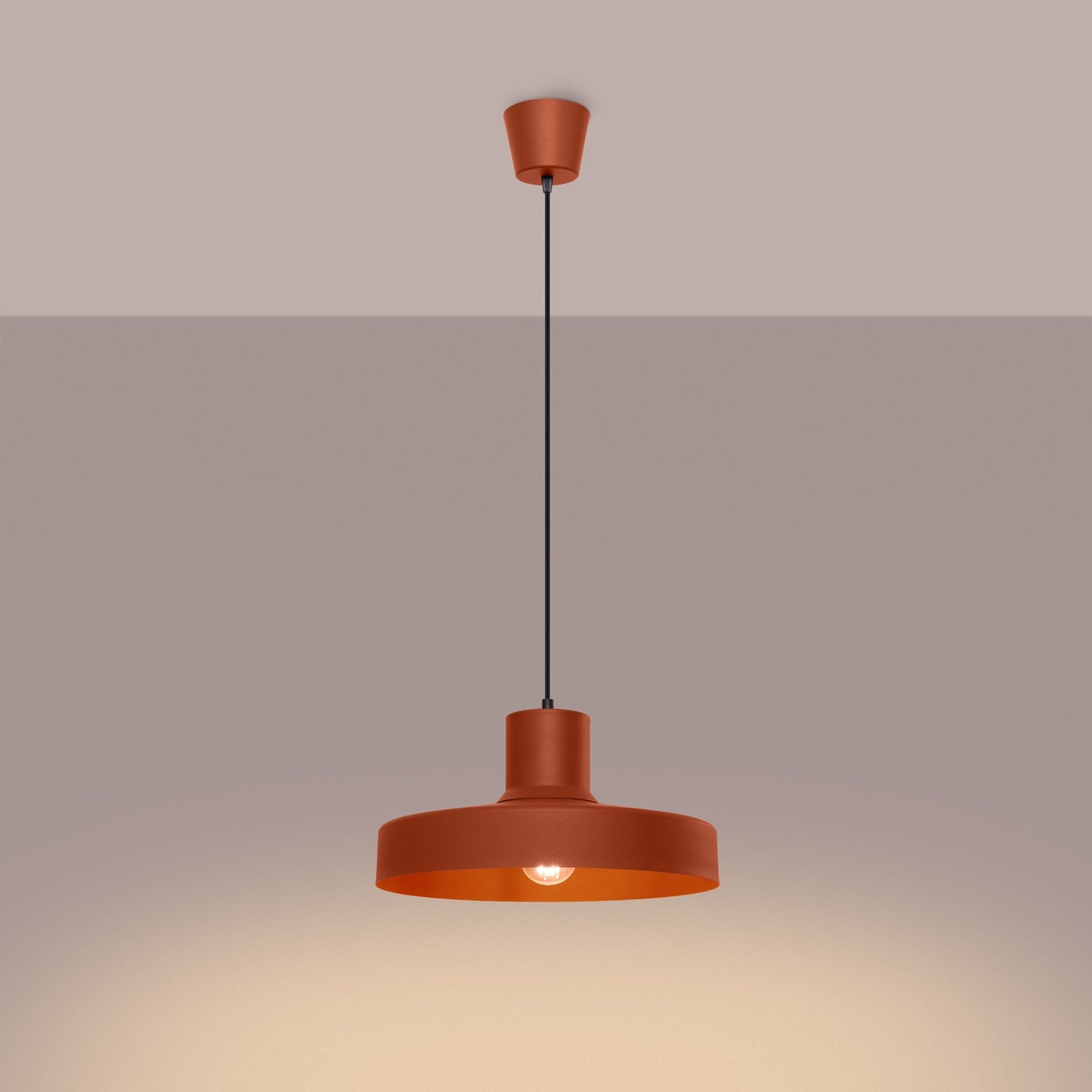 Suspension Bilo métal rouge ocre E27 allumée
