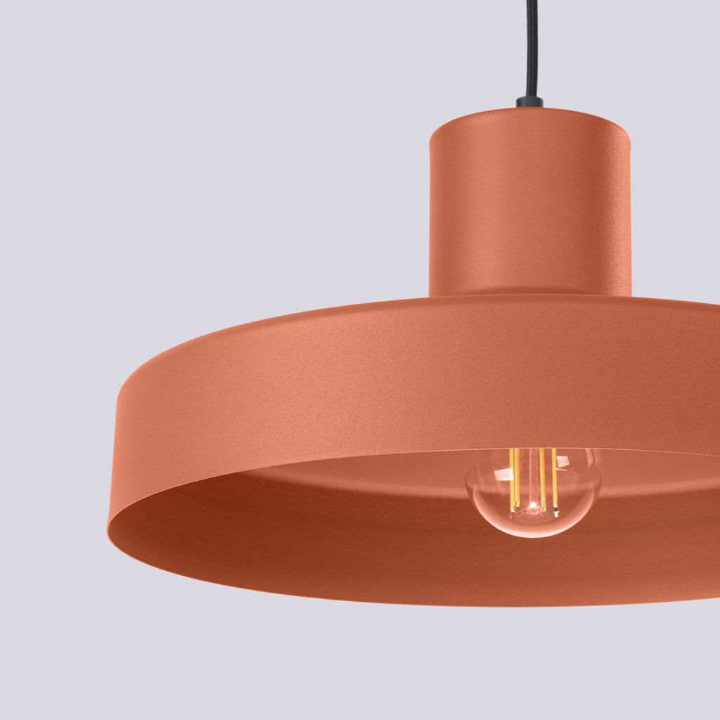 Suspension Bilo métal rouge ocre E27 en ambiance
