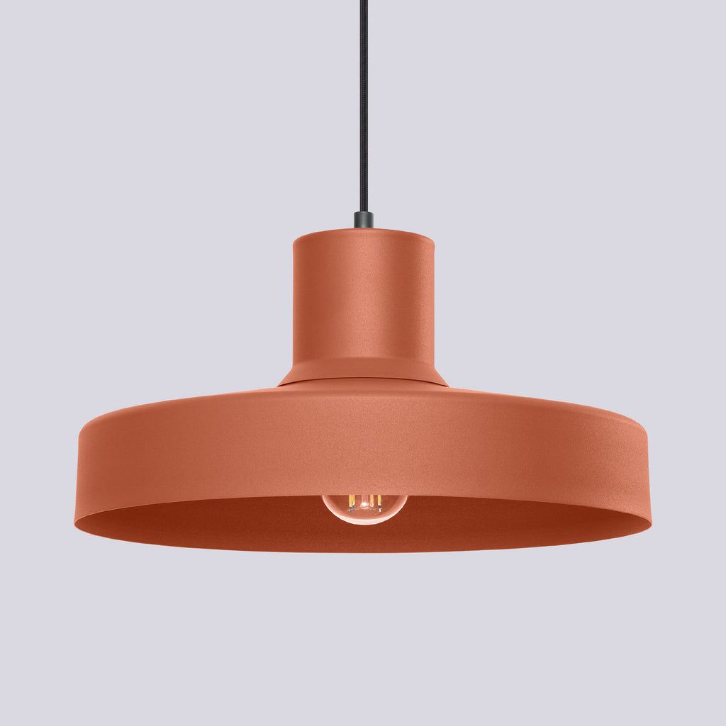 Suspension Bilo métal rouge ocre E27, gros plan allumée