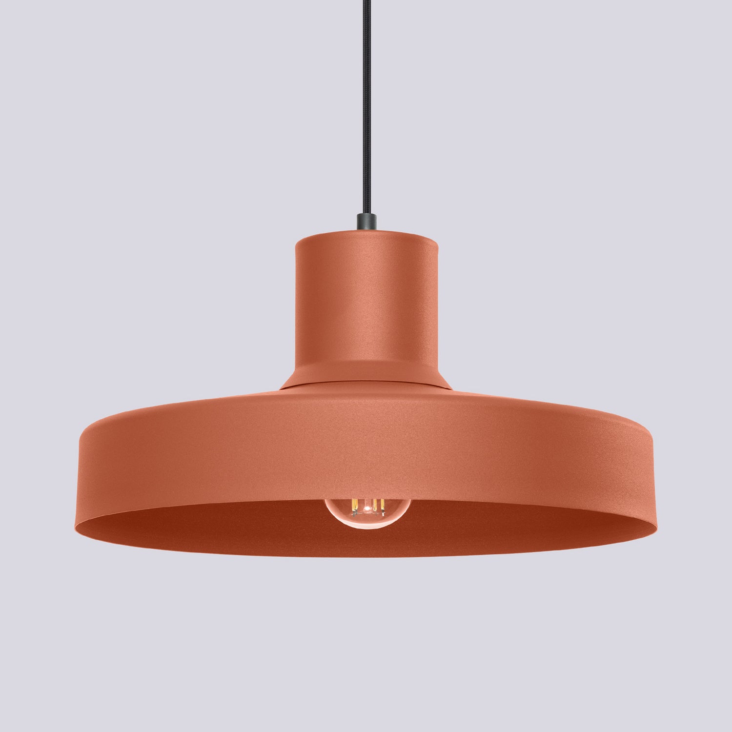 Suspension Bilo métal rouge ocre E27, gros plan allumée