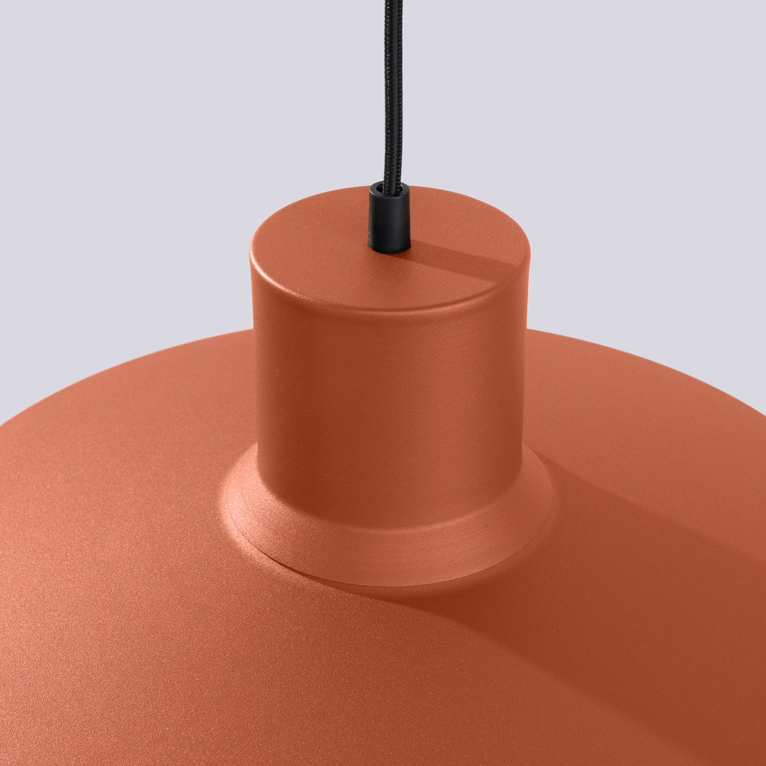 Suspension Bilo métal rouge ocre E27, détail du col et de la douille