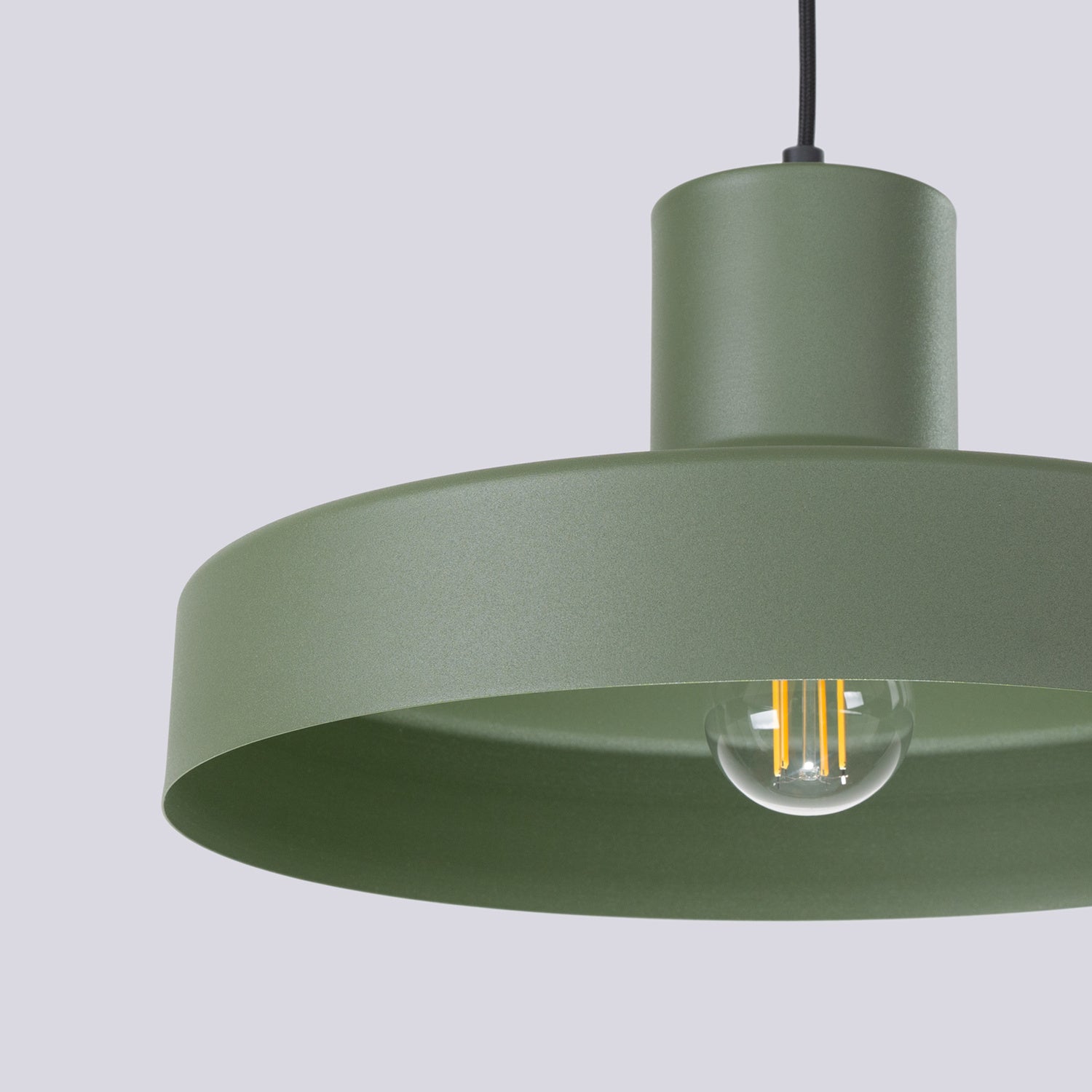 Suspension Bilo métal vert olive E27 en ambiance