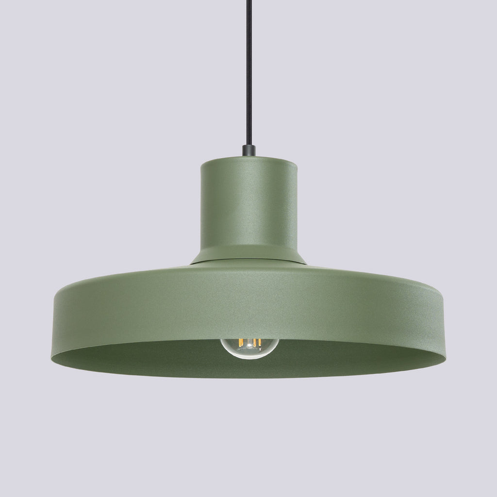 Suspension Bilo métal vert olive E27, gros plan allumée