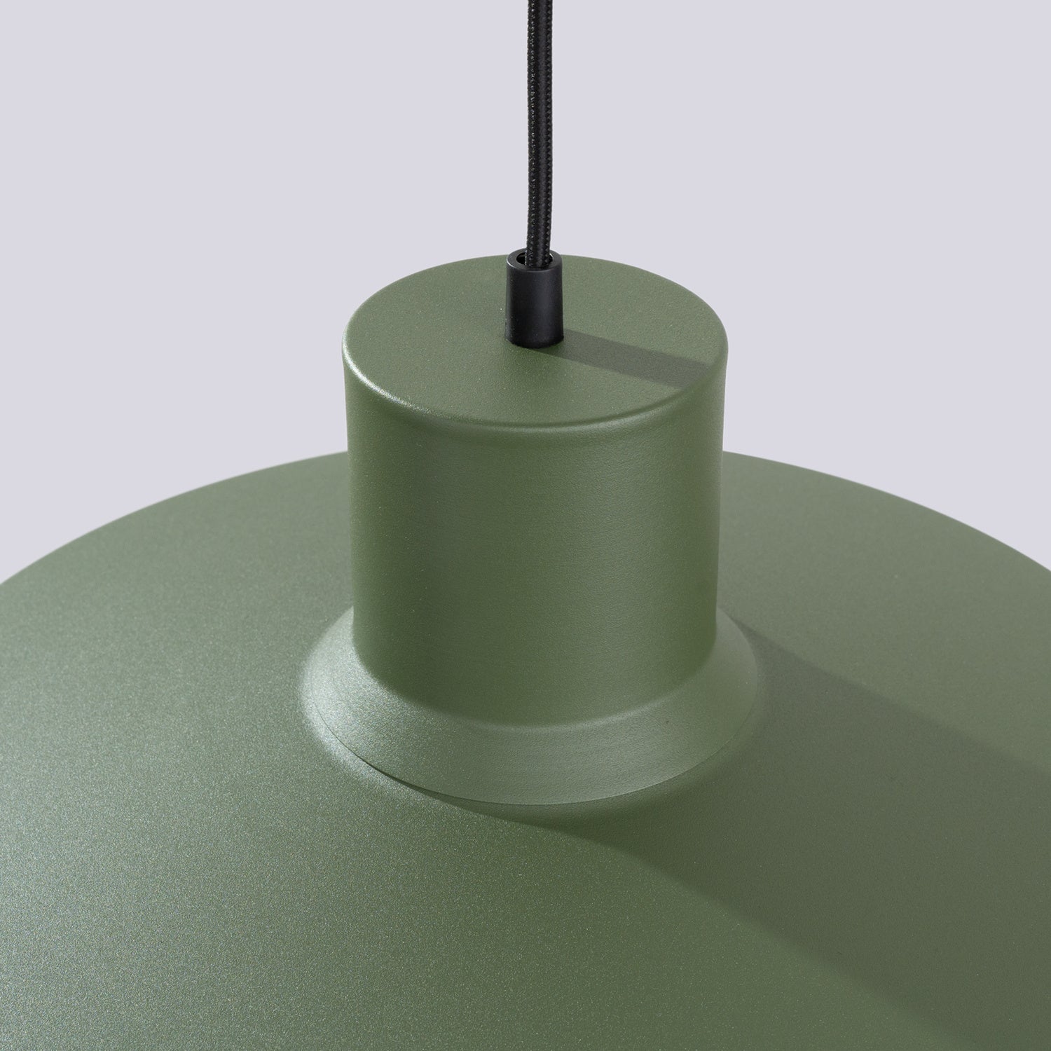 Suspension Bilo métal vert olive E27, détail du col et de la douille