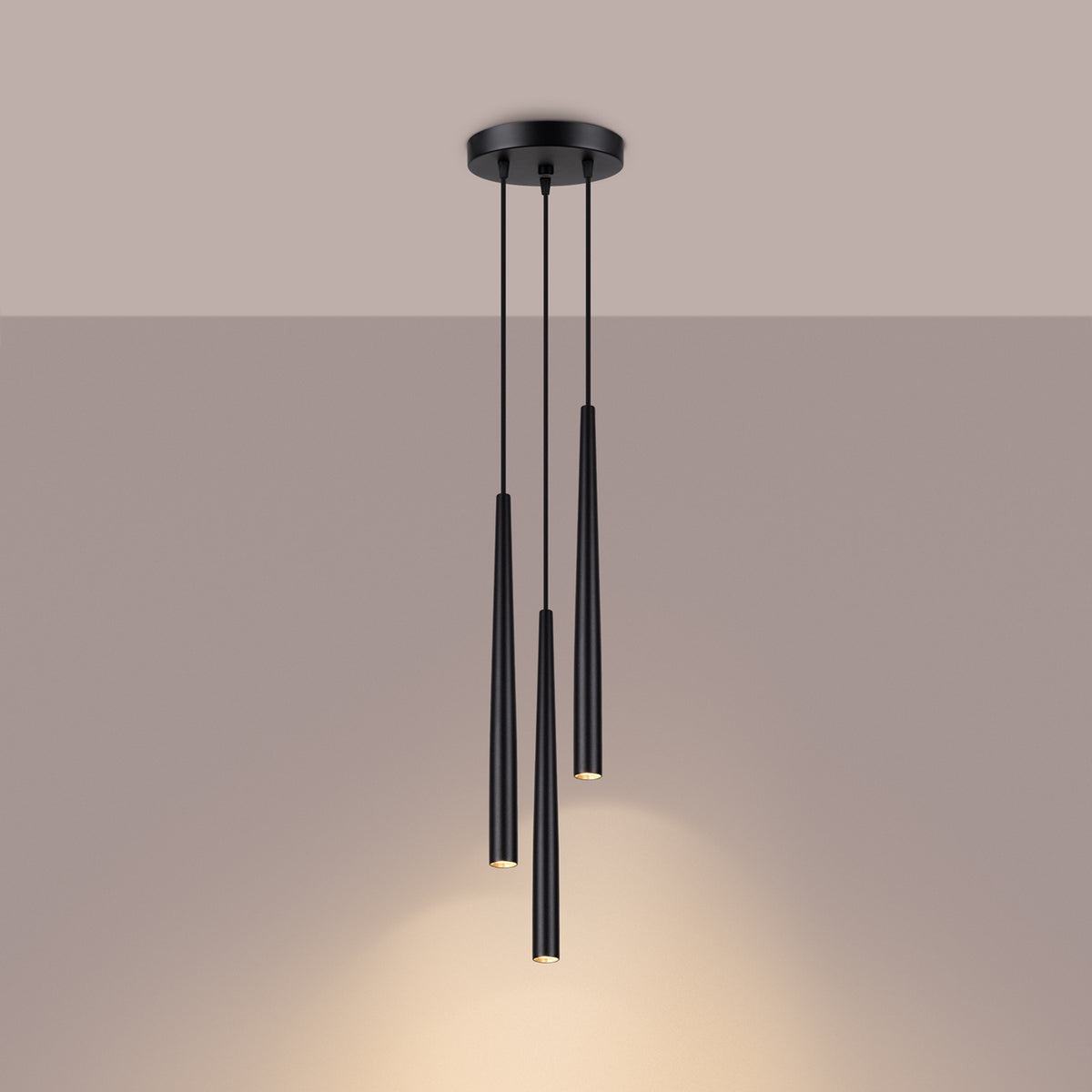 Suspension Bliss 3 en grappe acier noir allumée avec la lumière dirigée vers le bas