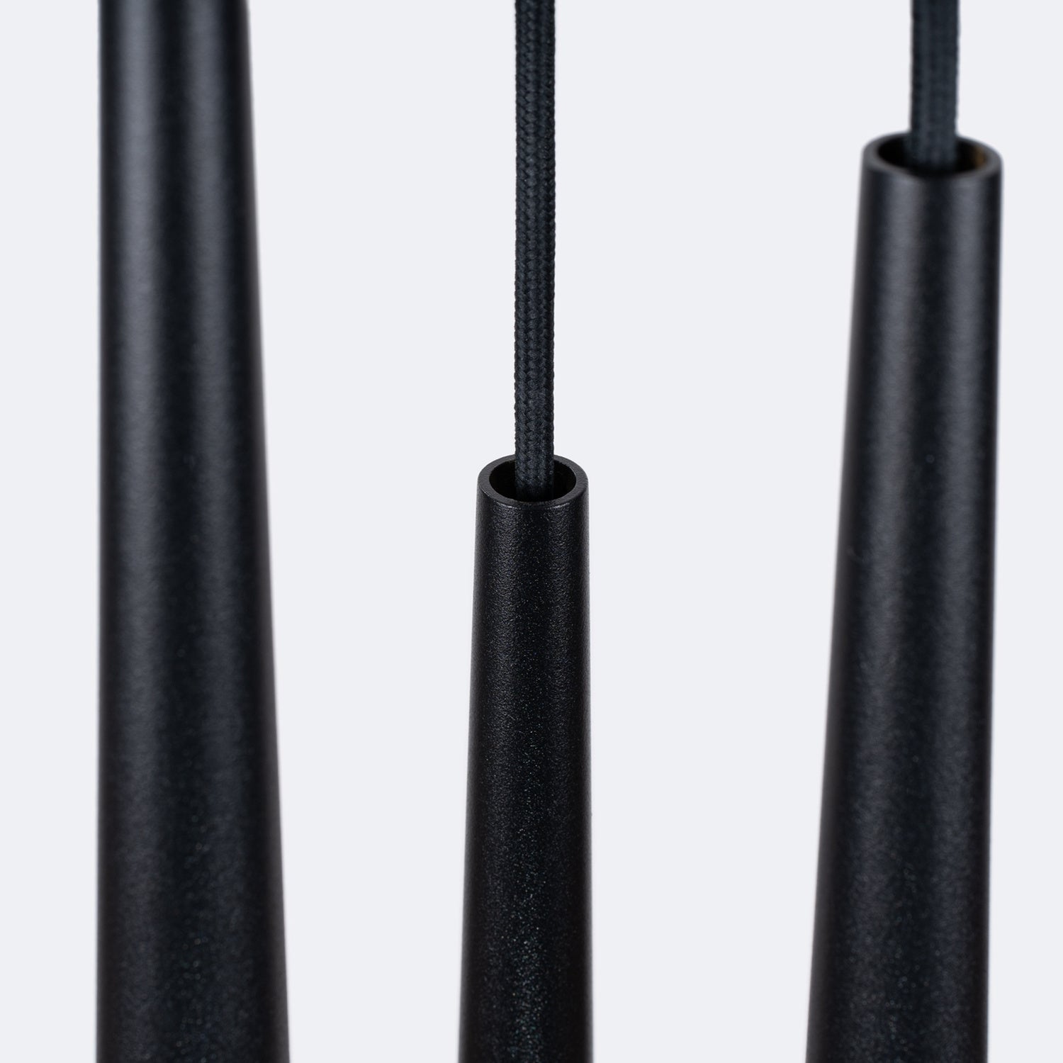 Suspension Bliss 3 en grappe métal noir G9, gros plan
