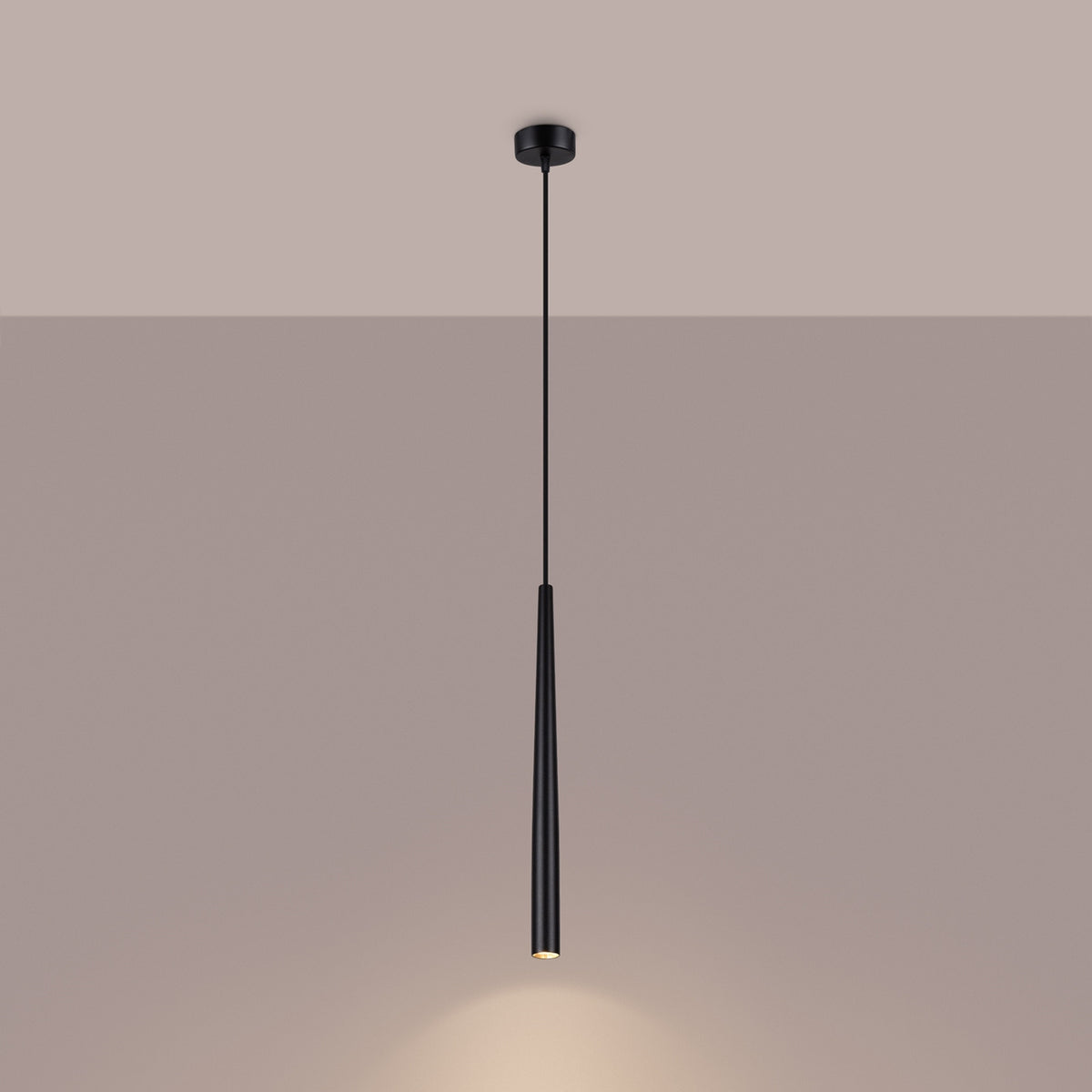 Suspension Bliss acier noir allumée projetant un faisceau de lumière vers le bas