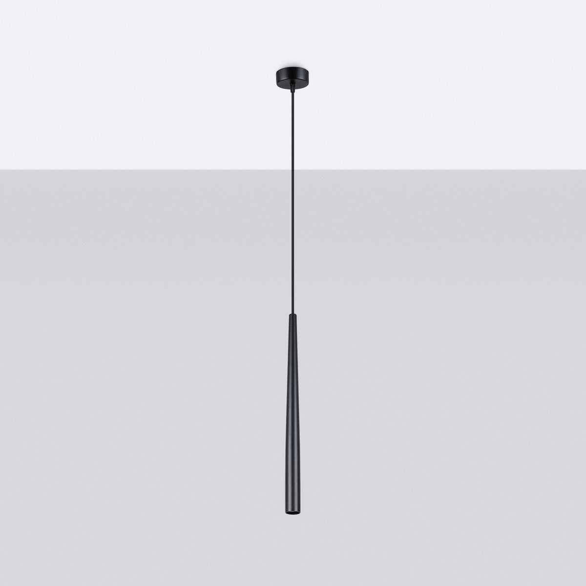 Suspension Bliss acier noir fixée au plafond avec son long câble et son tube effilé