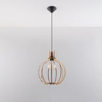 Suspension boule Arancia en bois naturel sous un plafond clair