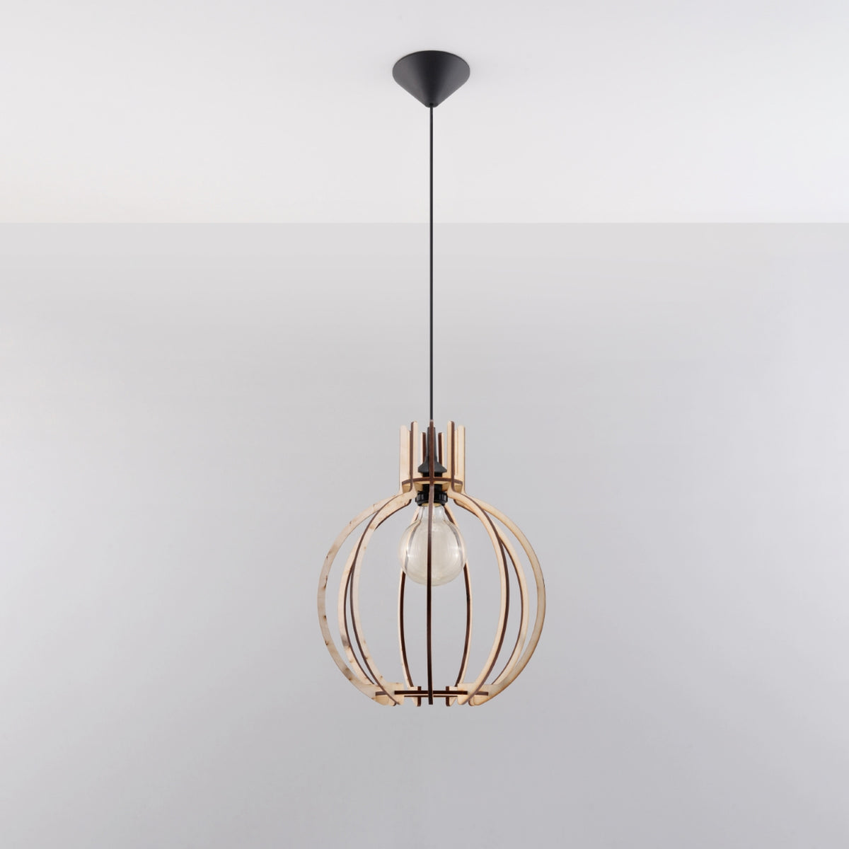 Suspension boule Arancia en bois naturel sous un plafond clair