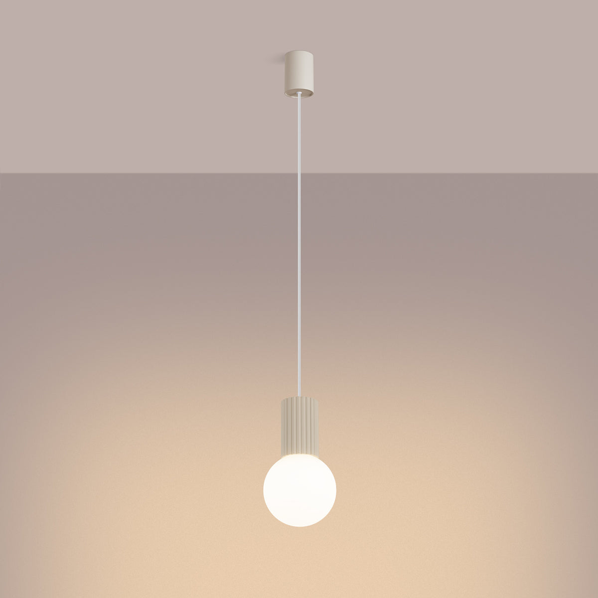 Suspension Halo laque beige allumée qui diffuse une lumière douce sur le mur