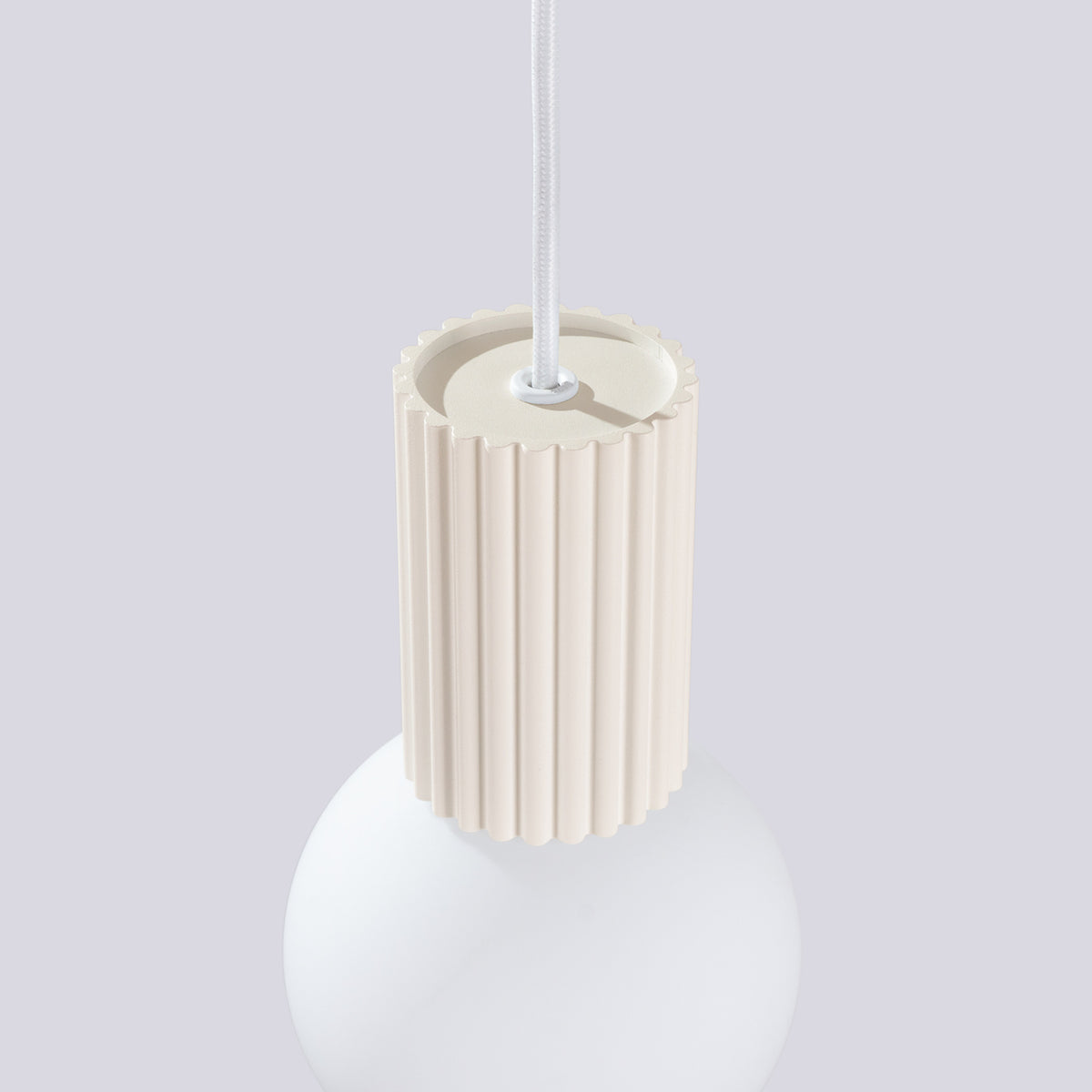Culot cannelé de la suspension Halo laque beige vu de dessus avec le passage du câble