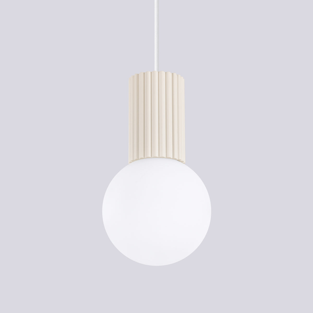 Gros plan du culot cannelé de la suspension Halo laque beige sur sa boule de verre opale mat