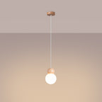 Suspension Pekka allumée avec son globe opale lumineux sous un plafond rosé