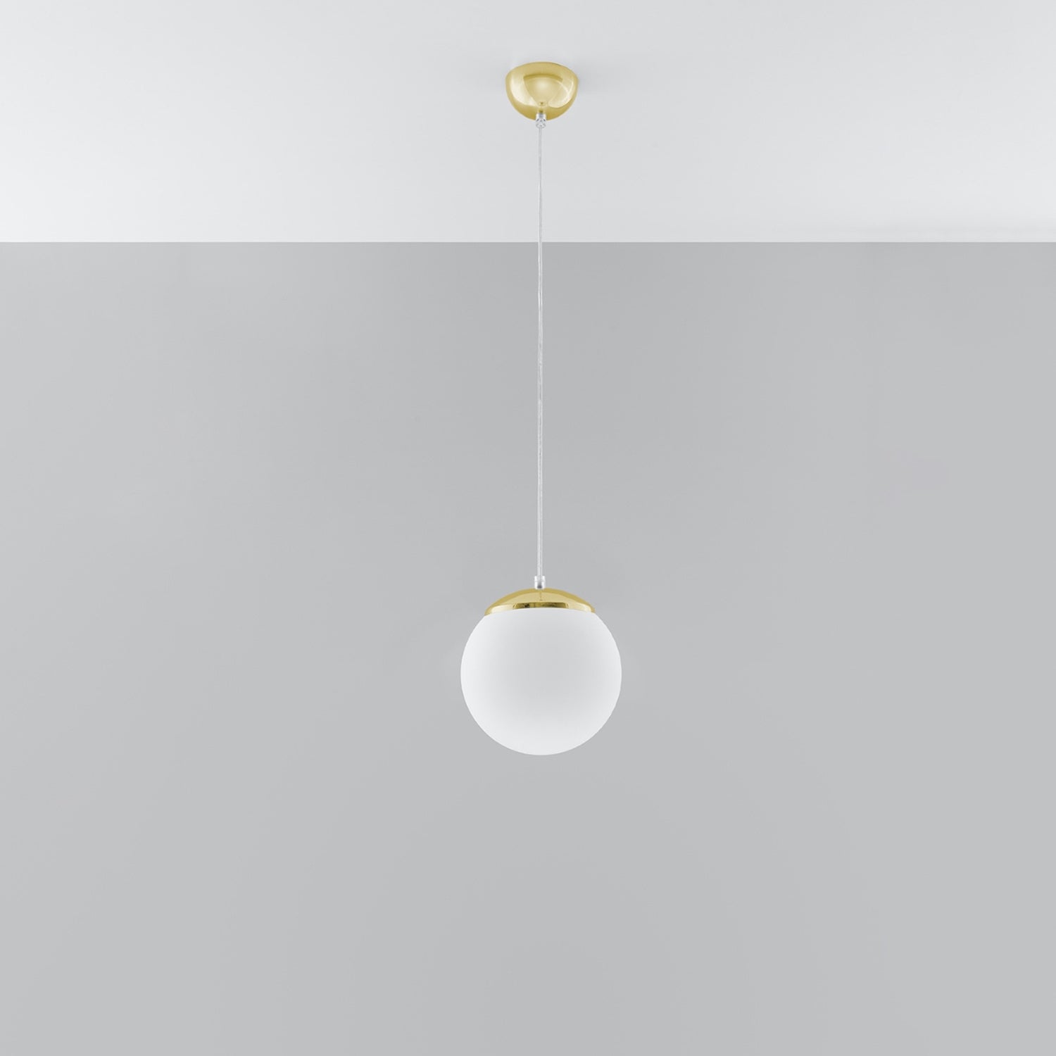 Suspension boule Ugo, globe en verre blanc opale et calotte dorée, 20 cm, calotte et rosace dorées
