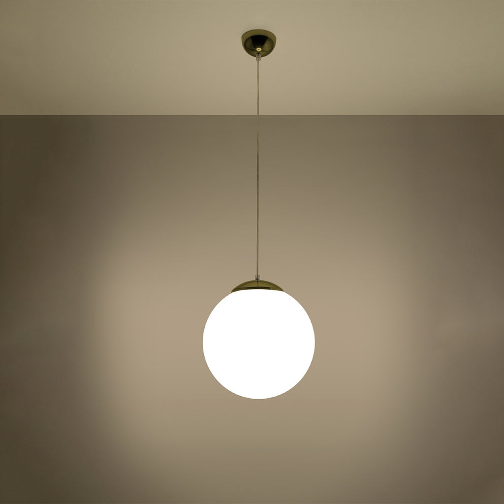 Suspension boule Ugo doré 30 cm allumée