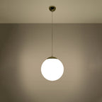 Suspension boule Ugo doré 30 cm allumée