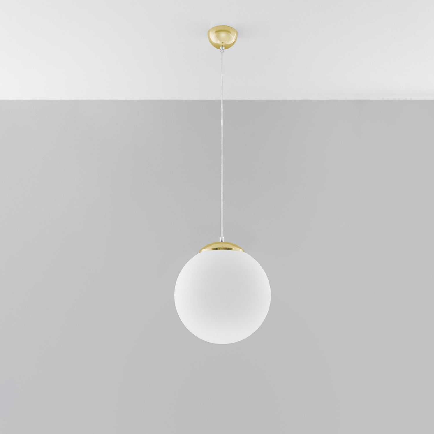 Suspension boule Ugo, globe en verre blanc opale et calotte dorée, 30 cm, calotte et rosace dorées