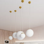Suspension boule Ugo verre blanc et doré dans un intérieur