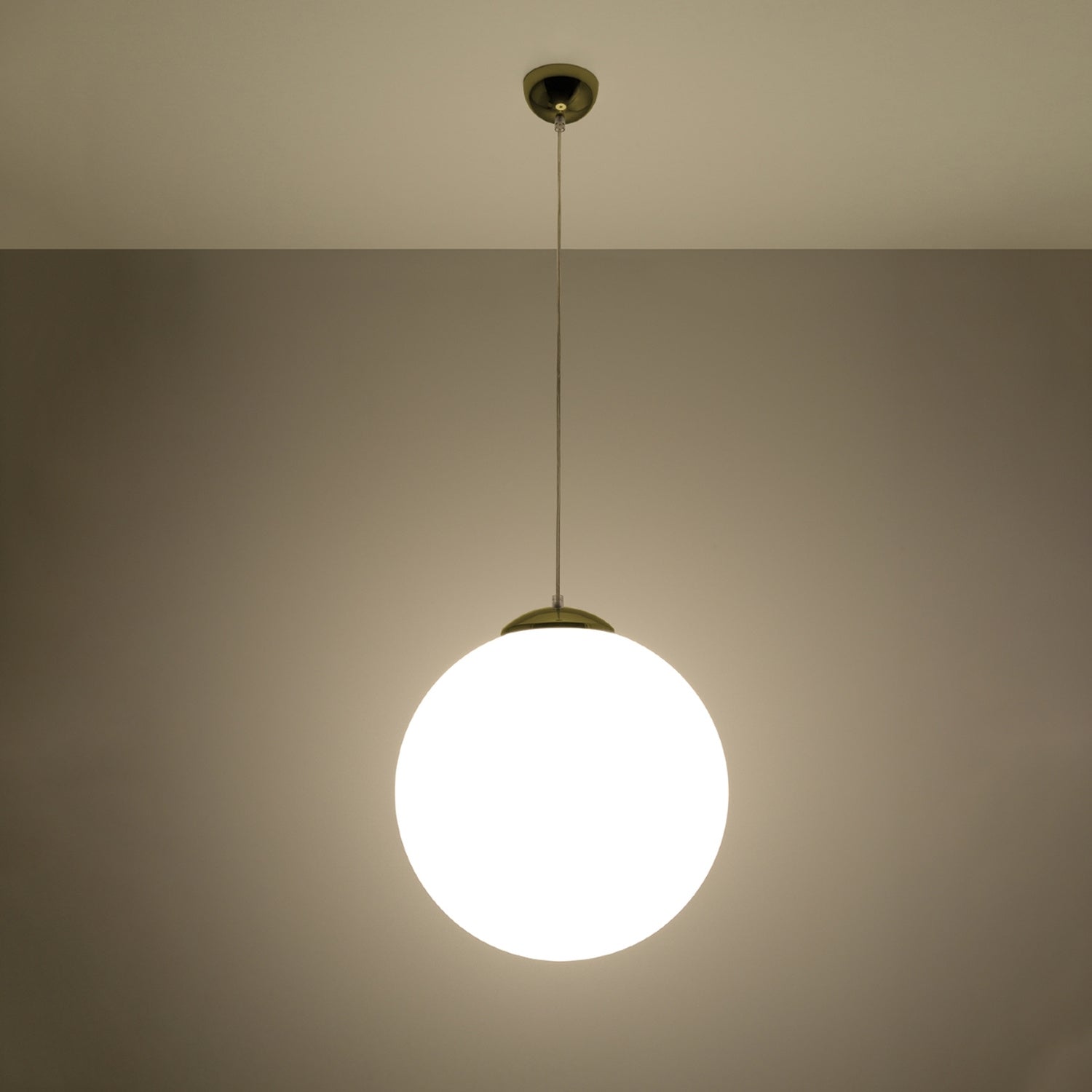 Suspension boule Ugo doré 40 cm allumée