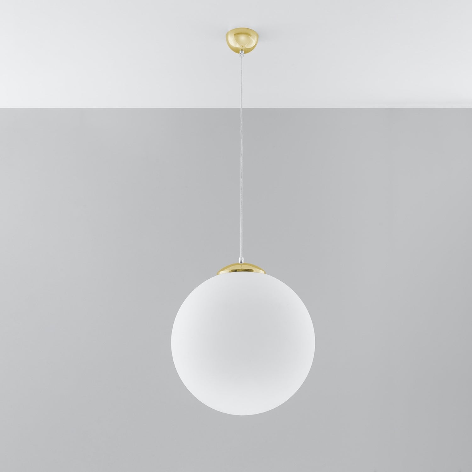 Suspension boule Ugo, globe en verre blanc opale et calotte dorée, 40 cm, calotte et rosace dorées