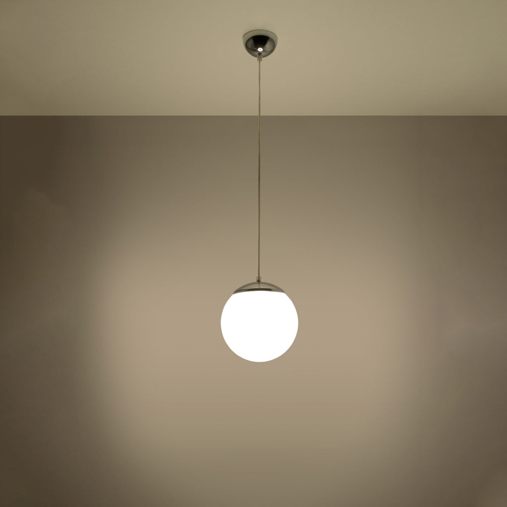 Suspension boule Ugo blanche allumée à la lumière douce