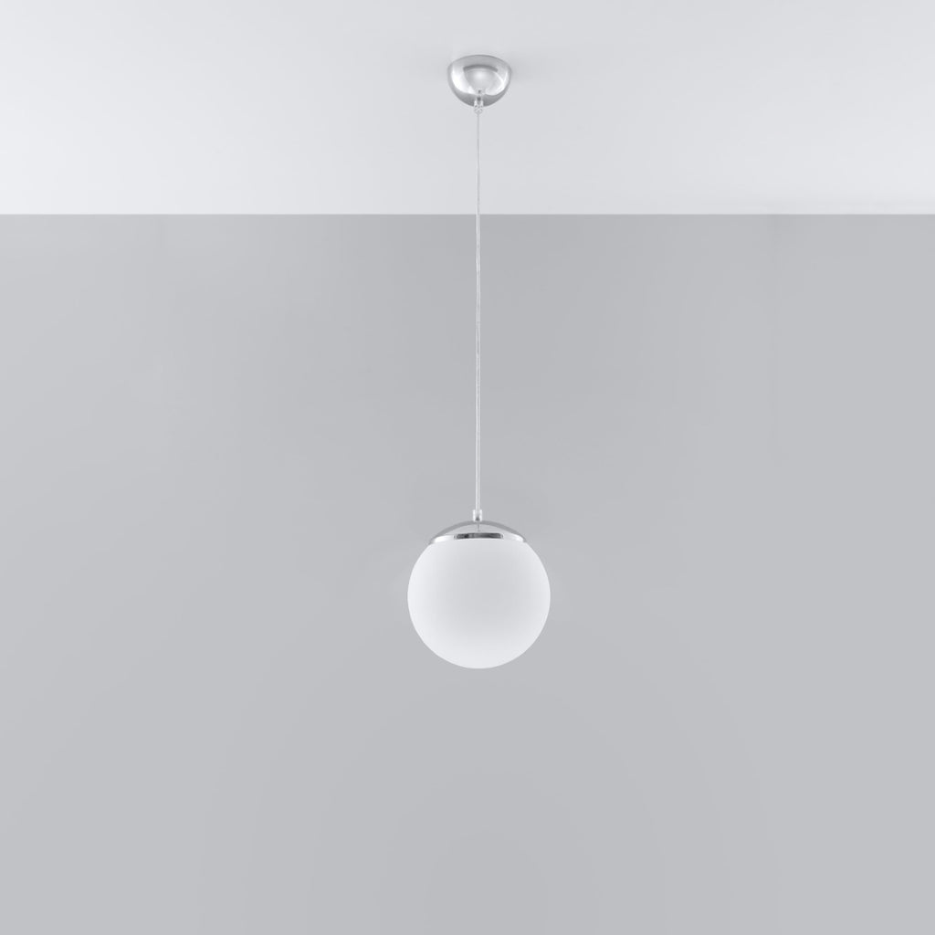 Suspension boule Ugo blanche de 20 cm suspendue au plafond
