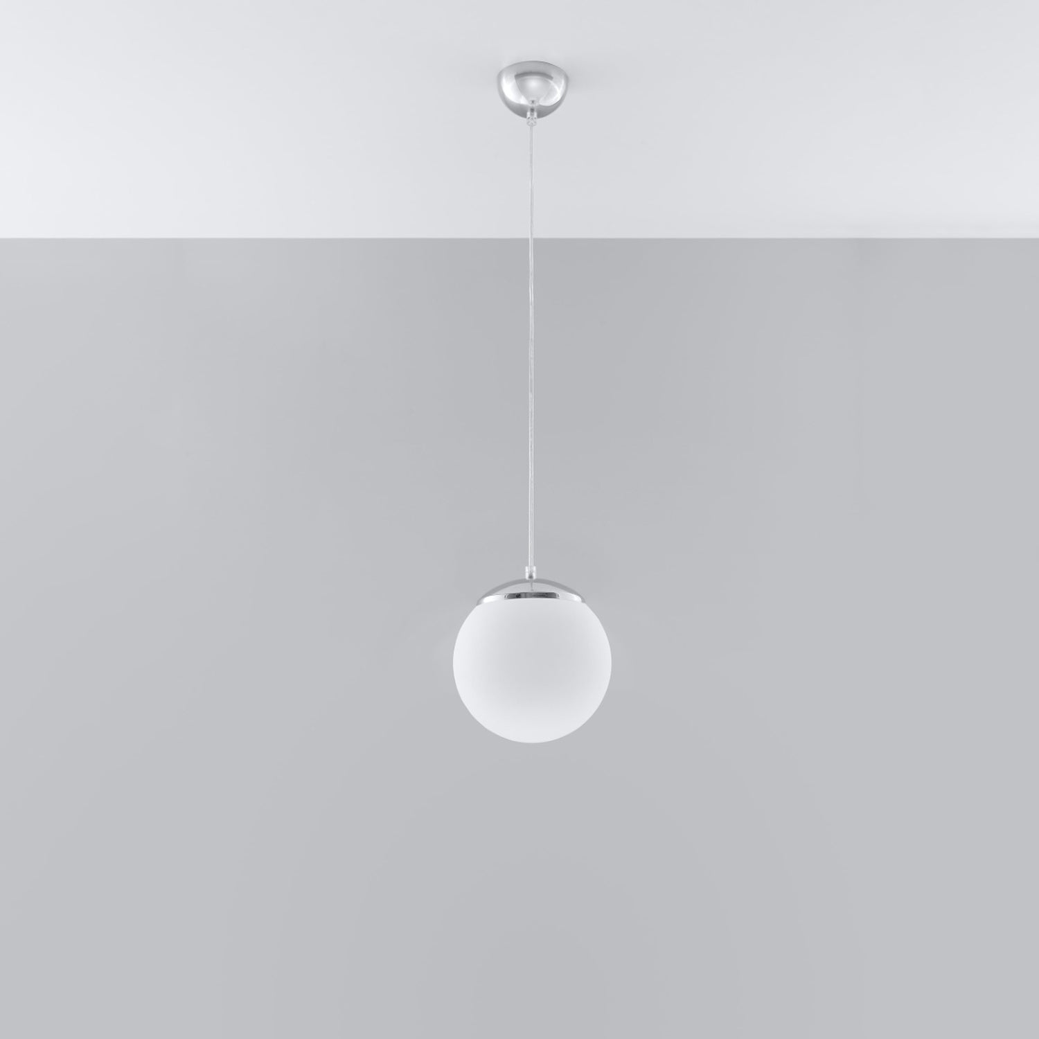 Suspension boule Ugo blanche de 20 cm suspendue au plafond