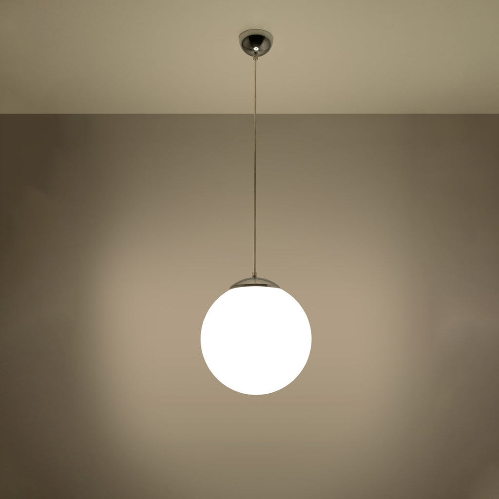 Suspension boule Ugo blanche allumée à la lumière douce