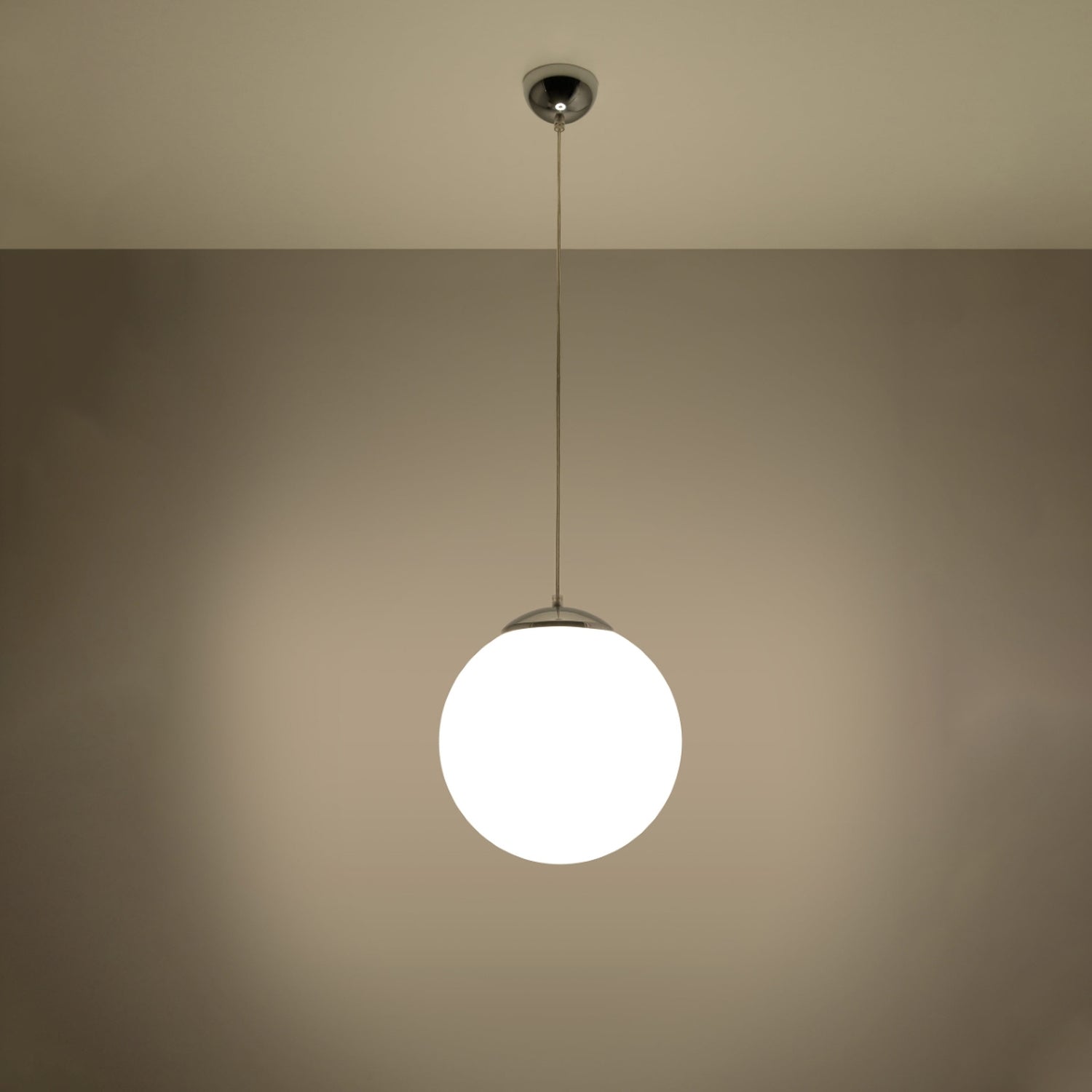 Suspension boule Ugo blanche allumée à la lumière douce