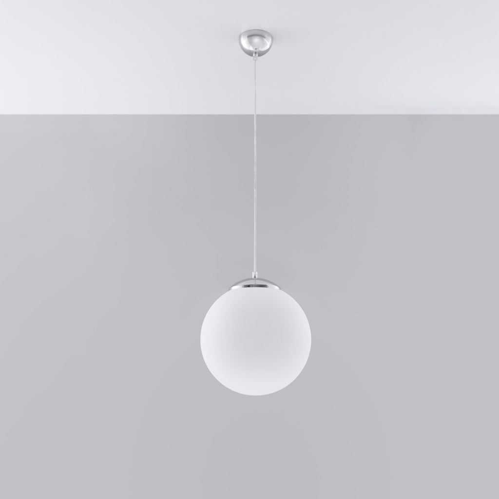 Suspension boule Ugo blanche de 30 cm suspendue au plafond