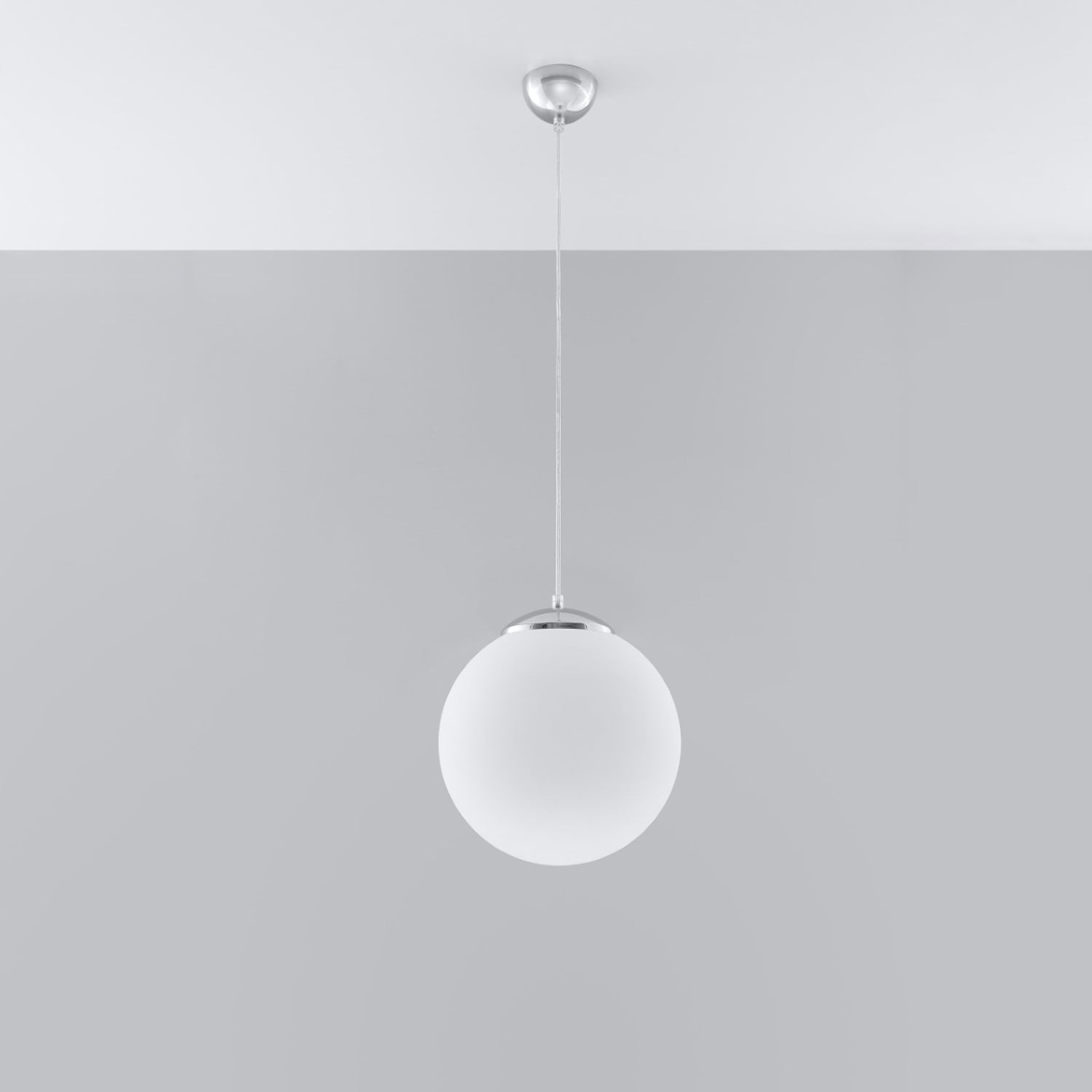 Suspension boule Ugo blanche de 30 cm suspendue au plafond