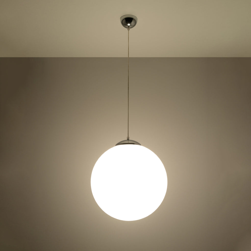 Suspension boule Ugo blanche allumée à la lumière douce