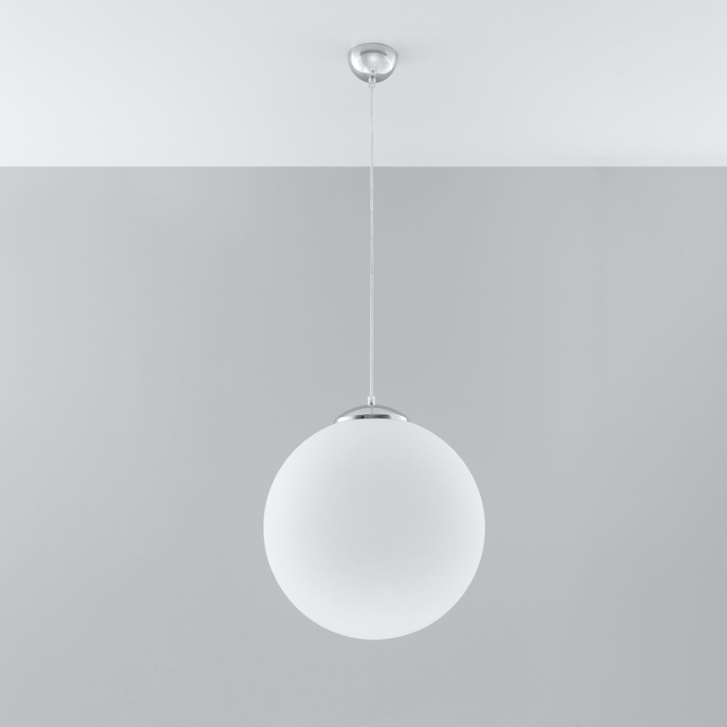 Suspension boule Ugo blanche de 40 cm suspendue au plafond